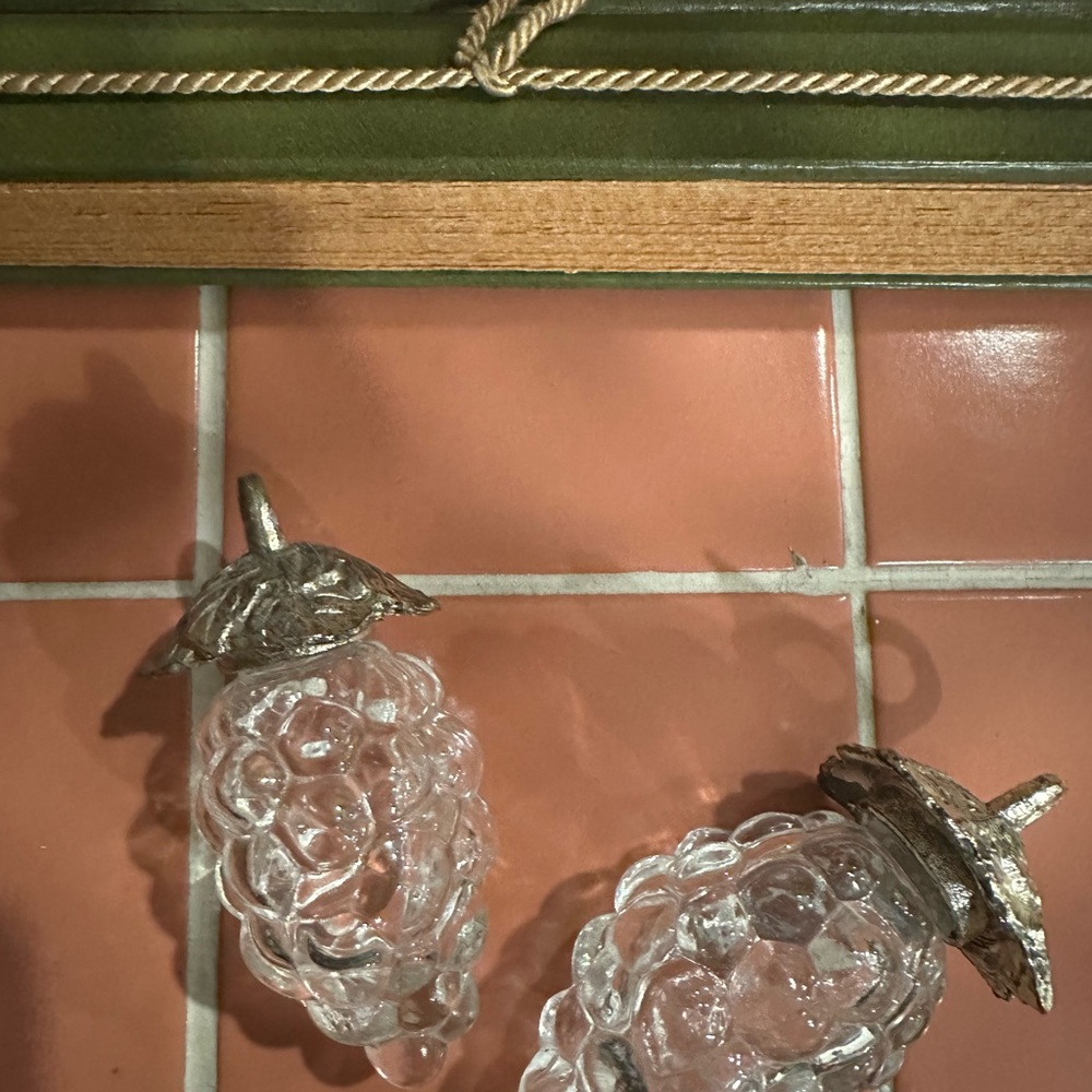 Vintage Glass Grape salt and pepper shakers - Picture 2 of 3